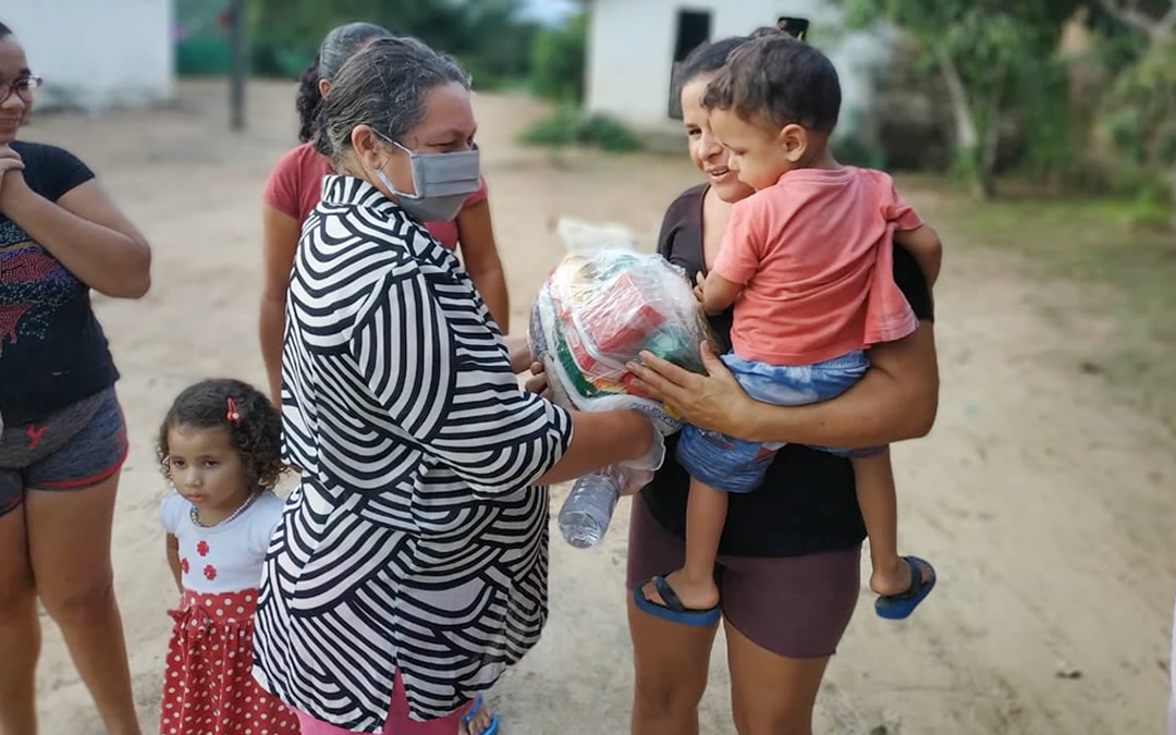 AJURCC doa alimentos, máscaras e álcool para famílias do Sitio Riacho dos Porcos e Sindicato