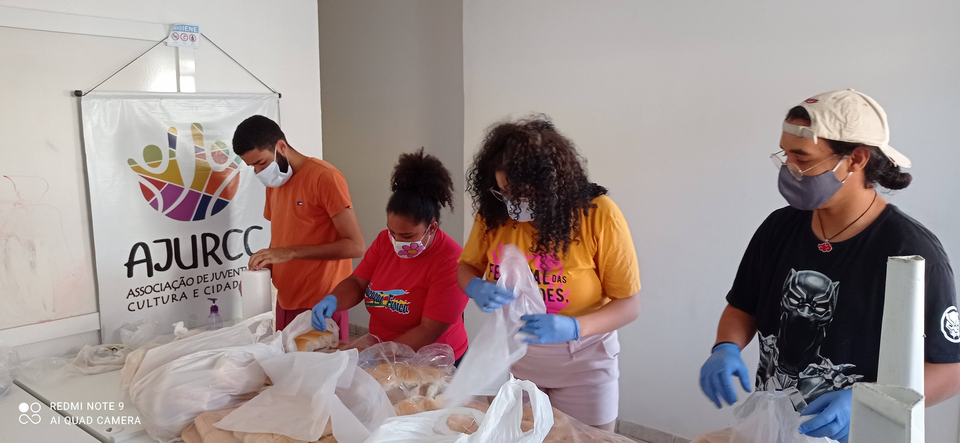 Jovens organizando a entrega de Pão e Leite 