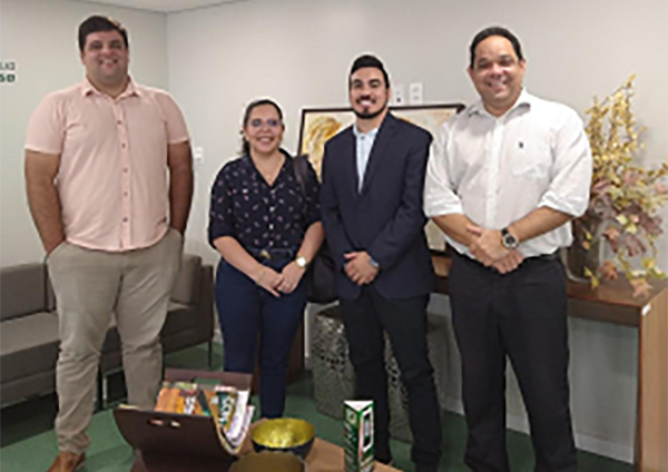 ndréia Santos, Assessora Técnica e de Projetos da @ajurcc_, participou de uma reunião na @SicrediEvolucao – Agência de Campina Grande, com a presença de Hugo Oliveira, Gerente Geral da referida agência, Claudemir Ferreira, Gerente de Desenvolvimento de Negócios Agro e Lucas Lucena, Coordenador do Agro Campina Grande